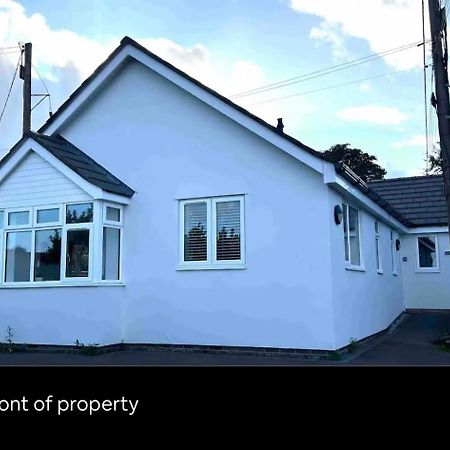 White 3 Bed Bungalow With En-Suite And Parking Winford Exterior photo