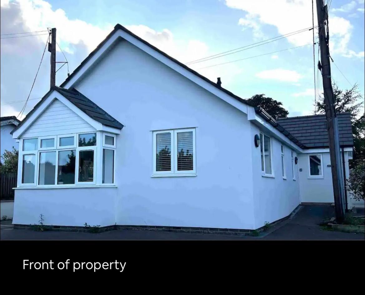 White 3 Bed Bungalow With En-Suite And Parking Winford Exterior photo